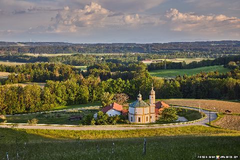 Gemeinde Gars_am_Inn Landkreis Mühldorf Berg Aussicht mit Rundkirche St.Peter Peterskirche (Dirschl Johann) Deutschland MÜ